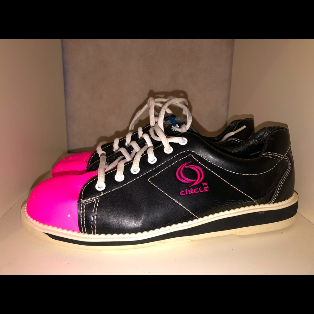 Women’s CIRCLE bowling shoes size 10. Worn aprox 4-5 times.